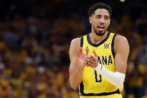 感同身受！哈利为狂热球员凯尔希祈福 前者上赛季总决赛G7也伤退