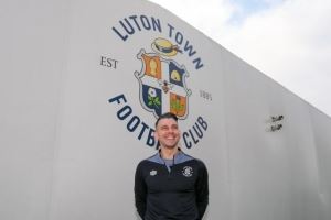 官方：卢顿主帅布鲁姆菲尔德下课，本赛季英甲战绩5胜1平5负