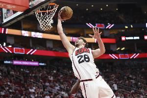 申京：我跟亚当斯知道如何配合 卡佩拉也很快适应了双塔阵容