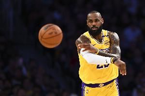 A-史密斯：詹姆斯现在只剩下博眼球了吗？争冠的底气和目标呢？