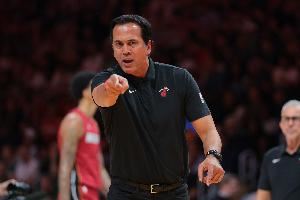 解说：今年的热火是NBA最快球队 还有其他队也更快了 跑步带个球